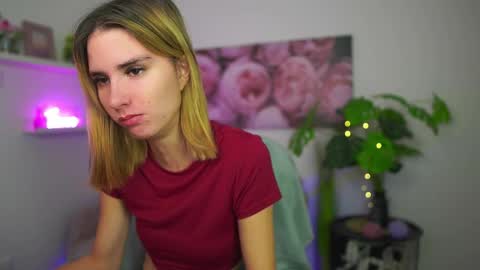 Snapshot of bella_blonde18 chatting on December 2025 02:21:01 PM BellaBlonde online show from December 2025 02:21:01 PM