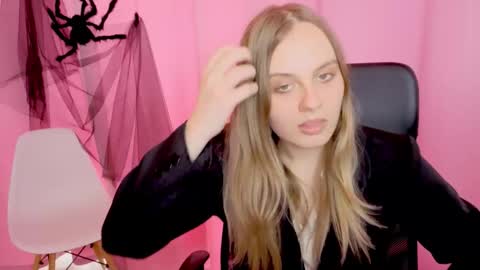 Snapshot of bella_swonn_ chatting on November 2025 11:32:02 AM Bella online show from November 2025 11:32:02 AM