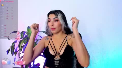 Snapshot of bella_thorne3 chatting on December 2024 08:18:01 PM Bella online show from December 2024 08:18:01 PM