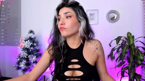 Snapshot of bella_thorne3 chatting on December 2024 07:46:02 PM Bella online show from December 2024 07:46:02 PM