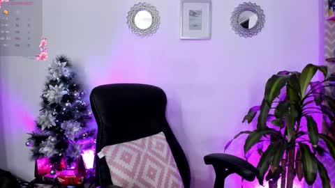 Snapshot of bella_thorne3 chatting on December 2024 10:04:01 PM Bella online show from December 2024 10:04:01 PM