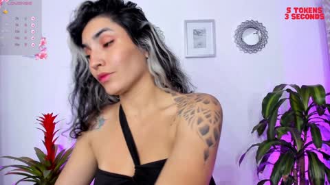 Snapshot of bella_thorne3 chatting on January 2025 02:25:01 AM Bella online show from January 2025 02:25:01 AM