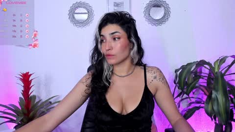 Snapshot of bella_thorne3 chatting on January 2025 10:51:01 PM Bella online show from January 2025 10:51:01 PM