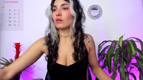 Snapshot of bella_thorne3 chatting on January 2025 11:40:01 PM Bella online show from January 2025 11:40:01 PM