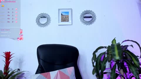 Snapshot of bella_thorne3 chatting on January 2025 02:12:02 AM Bella online show from January 2025 02:12:02 AM