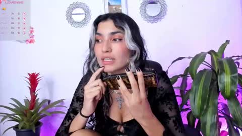 Snapshot of bella_thorne3 chatting on February 2025 10:53:02 PM Bella online show from February 2025 10:53:02 PM