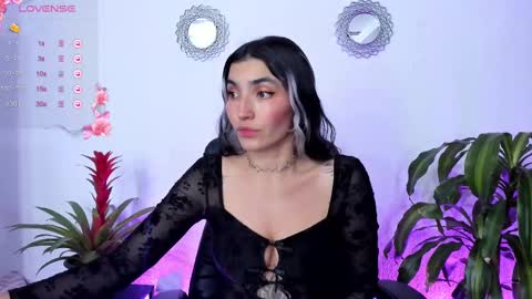 Snapshot of bella_thorne3 chatting on March 2025 02:01:02 AM Bella online show from March 2025 02:01:02 AM