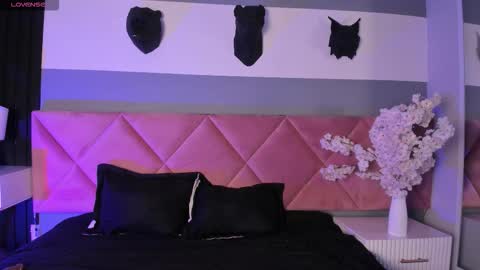 Snapshot of bella_williiams_ chatting on November 2025 11:19:01 AM Bella online show from November 2025 11:19:01 AM