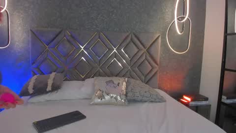 Cris online show from November 2025 07:57:01 PM