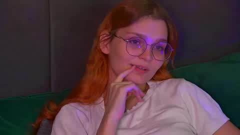 Snapshot of bellamarebelle chatting on October 2025 04:39:02 PM BellaMarebelle online show from October 2025 04:39:02 PM