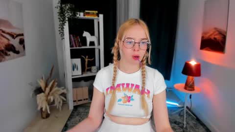 Snapshot of bellamontgomery chatting on September 2025 09:48:01 PM Bella online show from September 2025 09:48:01 PM