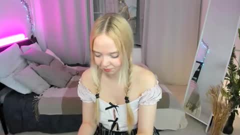 Snapshot of bellamontgomery chatting on October 2025 10:11:01 PM Bella online show from October 2025 10:11:01 PM