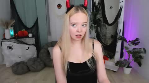 Snapshot of bellamontgomery chatting on October 2025 10:11:01 PM Bella online show from October 2025 10:11:01 PM