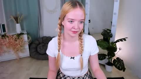 Snapshot of bellamontgomery chatting on November 2025 10:42:02 PM Bella online show from November 2025 10:42:02 PM