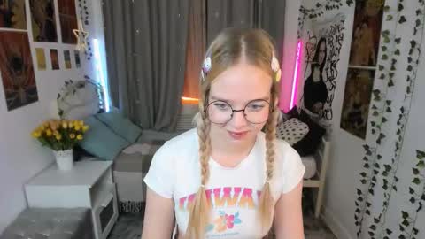 Snapshot of bellamontgomery chatting on November 2025 11:36:02 PM Bella online show from November 2025 11:36:02 PM