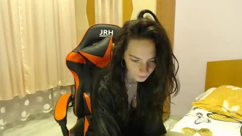 bellaqueen0701 online show from February 2025 09:59:01 PM