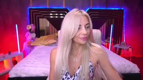 Bella online show from October 2025 09:30:01 PM