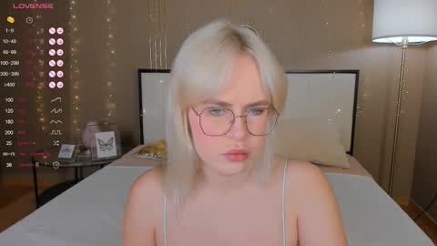 Snapshot of bellatip chatting on September 2025 12:45:02 AM Bella online show from September 2025 12:45:02 AM