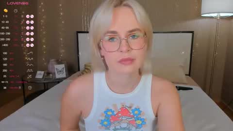 Snapshot of bellatip chatting on September 2025 12:45:01 AM Bella online show from September 2025 12:45:01 AM