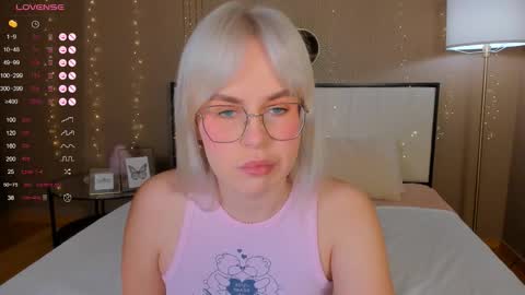 Snapshot of bellatip chatting on October 2025 12:53:01 AM Bella online show from October 2025 12:53:01 AM