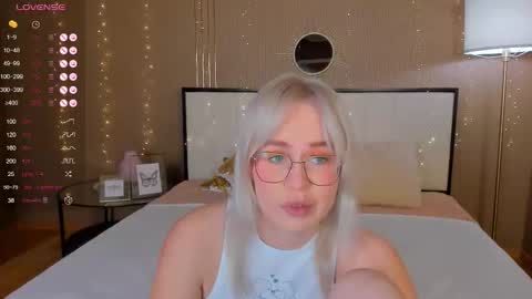 Snapshot of bellatip chatting on October 2025 12:43:01 AM Bella online show from October 2025 12:43:01 AM