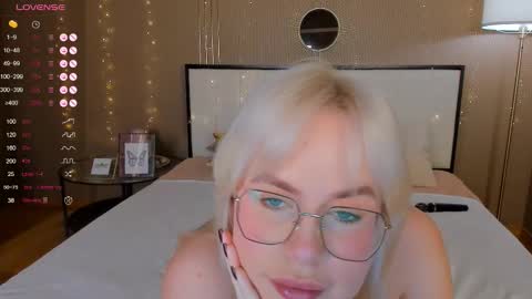 Snapshot of bellatip chatting on October 2025 01:02:02 AM Bella online show from October 2025 01:02:02 AM