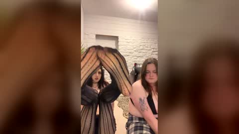 Snapshot of bellaxlauren chatting on February 2026 08:51:01 PM bellaxlauren online show from February 2026 08:51:01 PM