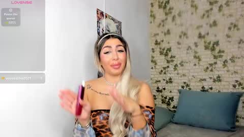 Snapshot of belle_hallle chatting on January 2025 05:24:01 PM LucyJelly online show from January 2025 05:24:01 PM