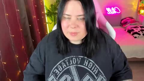 LinaBoo online show from November 2025 05:14:01 PM