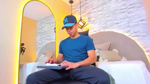 BENJAMIN online show from November 2025 01:33:02 PM