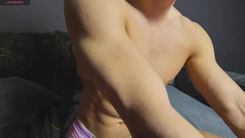 benjaminkarl02 online show from November 2025 04:08:02 PM