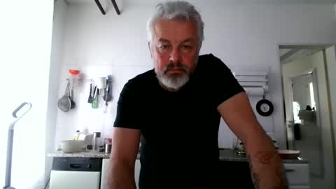 Snapshot of berg_boy chatting on November 2025 08:28:01 AM Martin online show from November 2025 08:28:01 AM