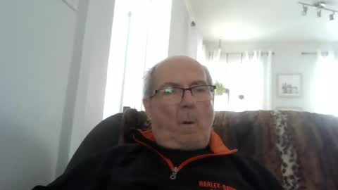 bernard1102 online show from April 2026 06:20:01 PM