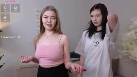 Snapshot of berry_bloom chatting on December 2025 10:13:01 AM Aurora online show from December 2025 10:13:01 AM