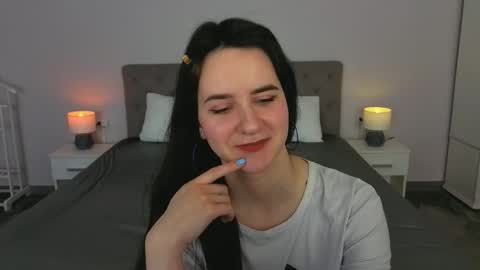 Snapshot of berrydiva chatting on April 2026 05:04:02 PM Violette online show from April 2026 05:04:02 PM