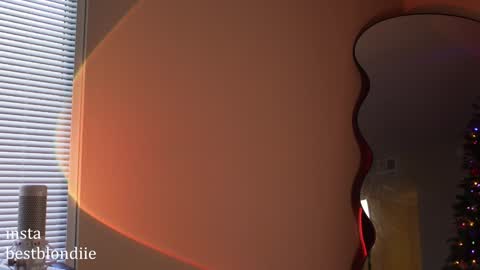 Snapshot of bestblondiiecb chatting on December 2024 09:17:02 PM Chloe Next stream on Friday online show from December 2024 09:17:02 PM