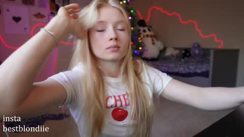 Snapshot of bestblondiiecb chatting on December 2024 05:29:01 PM Chloe Next stream on Friday online show from December 2024 05:29:01 PM