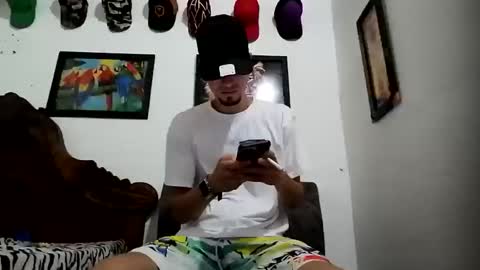 Snapshot of bestia_salvaje chatting on December 2024 11:04:01 PM Andres online show from December 2024 11:04:01 PM