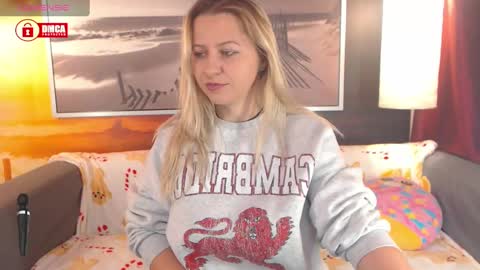 Snapshot of bigboobsarri chatting on December 2024 07:18:01 PM BigBoobsArri online show from December 2024 07:18:01 PM