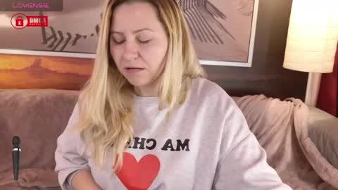 Snapshot of bigboobsarri chatting on March 2025 09:36:02 AM BigBoobsArri online show from March 2025 09:36:02 AM