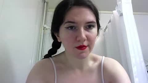 Isabella online show from November 2025 10:49:01 AM