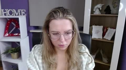 Z O E Y online show from November 2025 05:41:02 AM