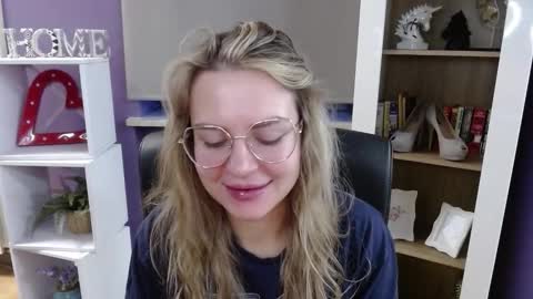 Z O E Y online show from November 2025 06:02:02 AM