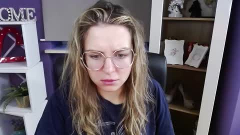 Z O E Y online show from November 2025 06:19:01 AM