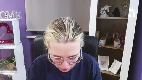 Z O E Y online show from February 2026 05:37:02 AM