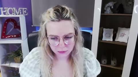 Z O E Y online show from March 2026 05:44:01 AM