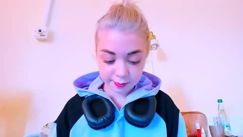 Nicole online show from February 2025 12:14:02 PM