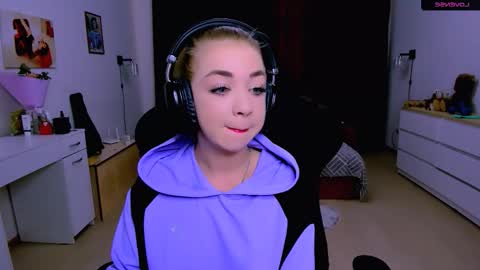 Nicole online show from October 2025 01:17:02 PM