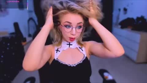 Nicole online show from November 2025 05:07:02 AM