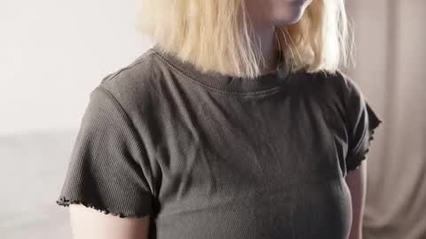 Snapshot of blissvibe chatting on December 2025 03:38:02 PM Mila online show from December 2025 03:38:02 PM